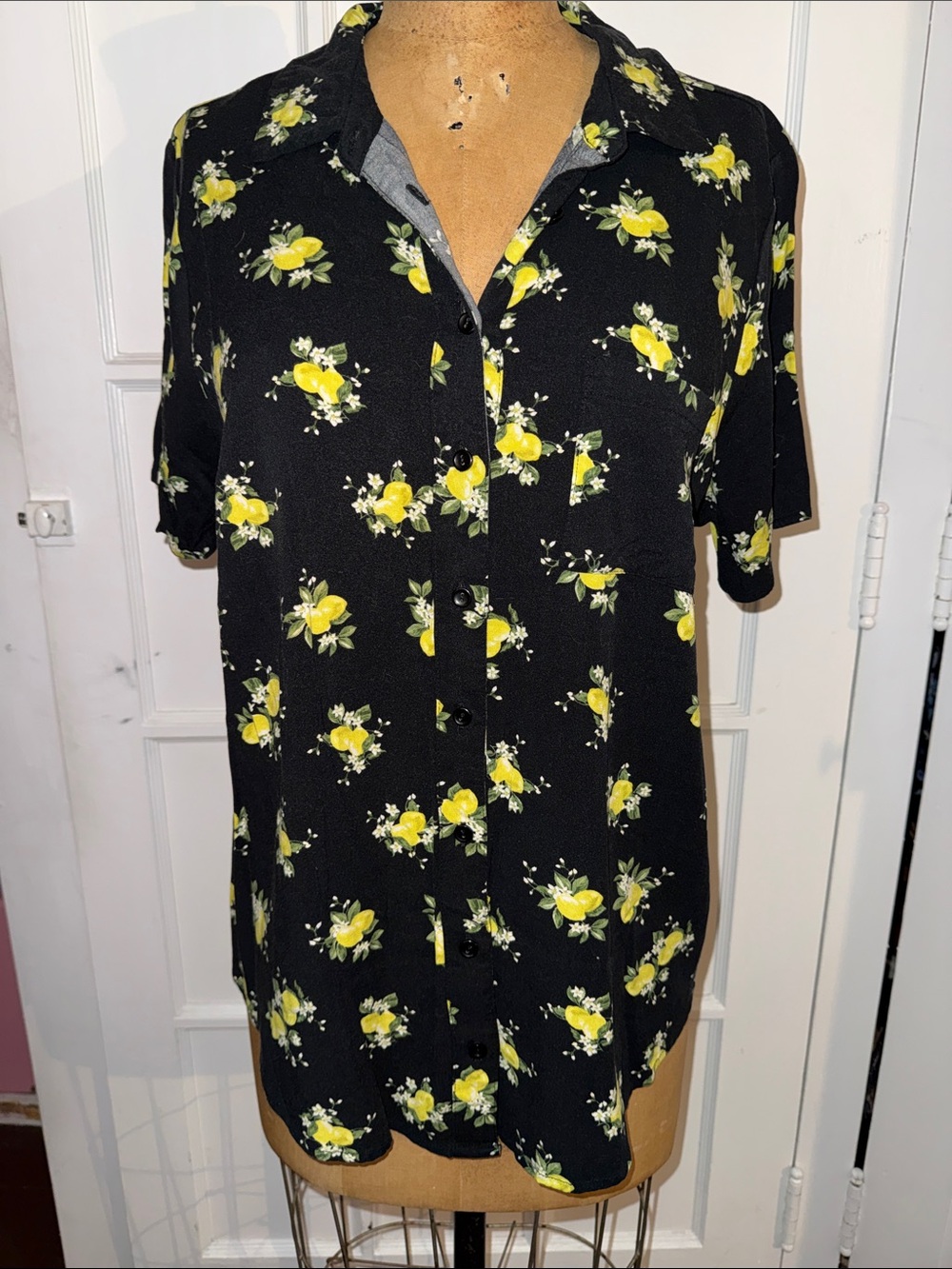 Torrid Black Lemon Floral Button-Up Shirt Sleeve Top 1X